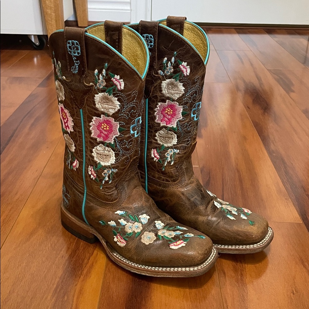 Macie Bean cowgirl boots with floral design